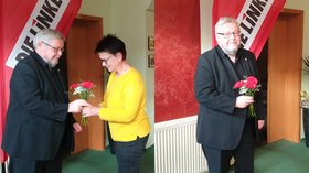 Collage aus zwei Fotos: Sabine Ott überreicht Thomas Domres einen Strauß Blumen - Thomas Domres mit Blumenstrauß