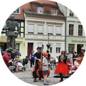 Konzert des Straßenkunst-Festivals "PerleBAM" 2022 vor dem Perleberger Roland