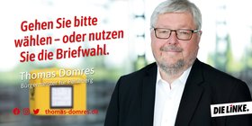 Postkarte mit einem Portraitfoto von Thomas Domres, einem Postbriefkasten und Text: "Gehen Sie bitte wählen - oder nutzen Sie die Briefwahl."